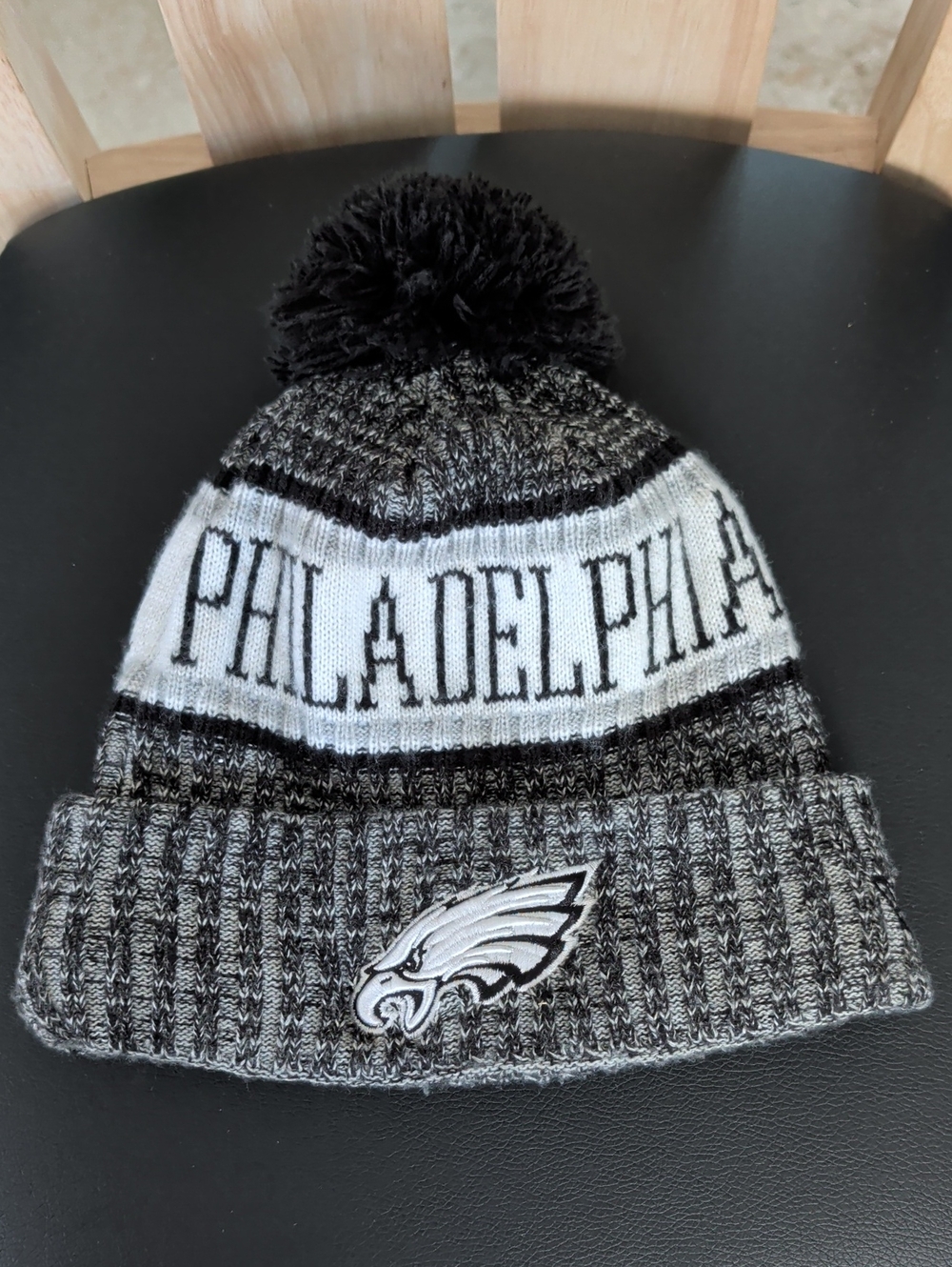 New Era NFL Philadelphia Eagles Knit Cuffed Fleece Lined Beanie With Pom Pom EUC